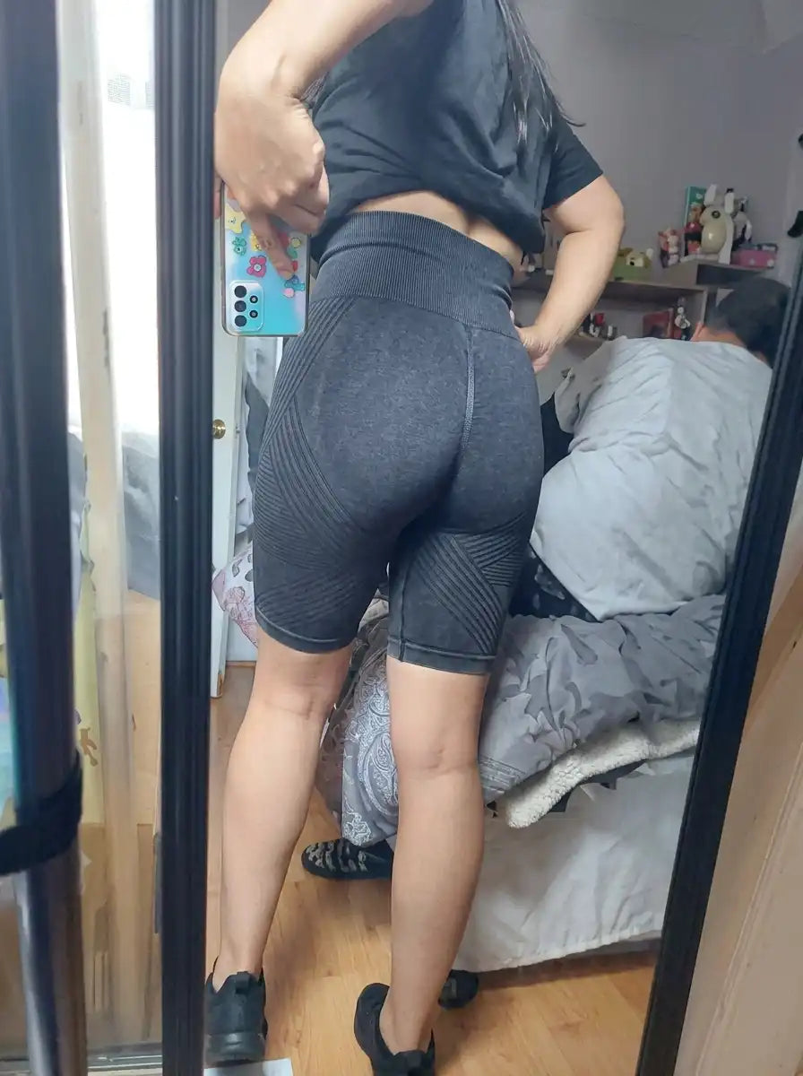 CelluMove Kundin trägt die Kompressions-Leggings